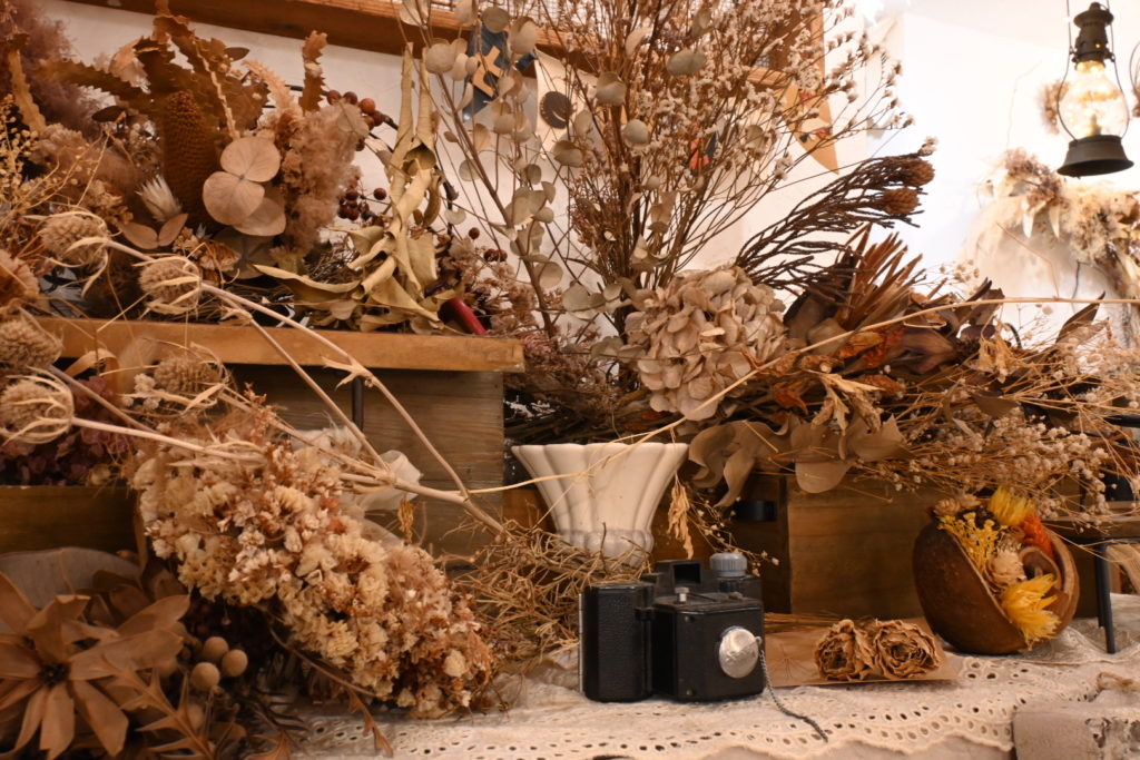 cafe tentoの店内に飾られた、センスあふれるたくさんのドライフラワーとアンティーク雑貨たち