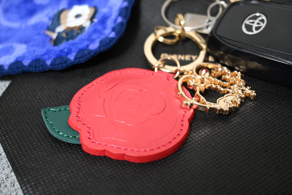 数あるお土産の中でも特にお気に入りの革製バラチャームをアップで撮影。