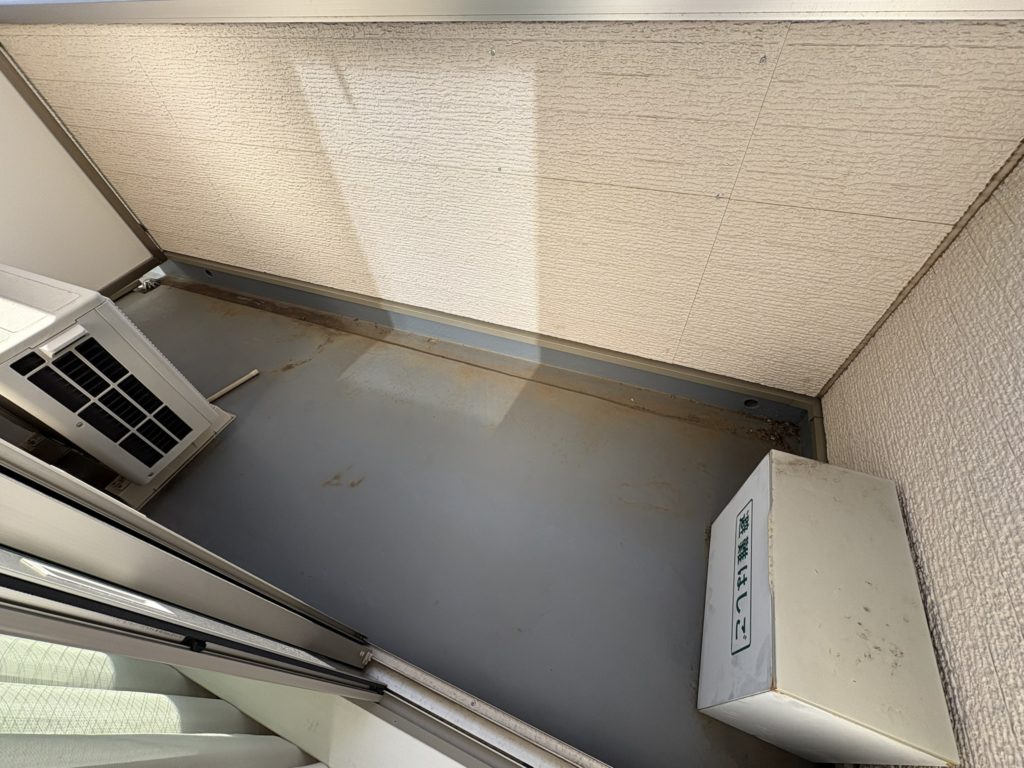 タイヤ保管前のベランダの様子。左手前に室外機、右端に避難はしごがある状態。