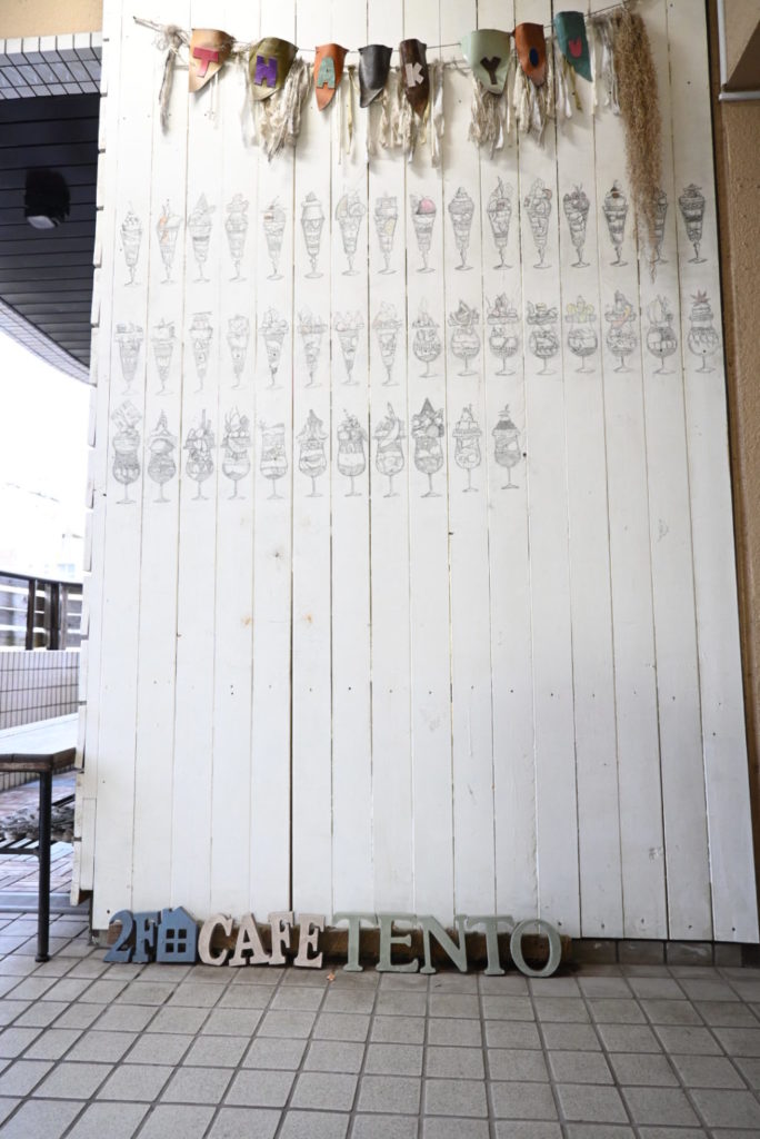 ビルの2階にひっそり佇むパフェ専門店『cafe tento』の入り口