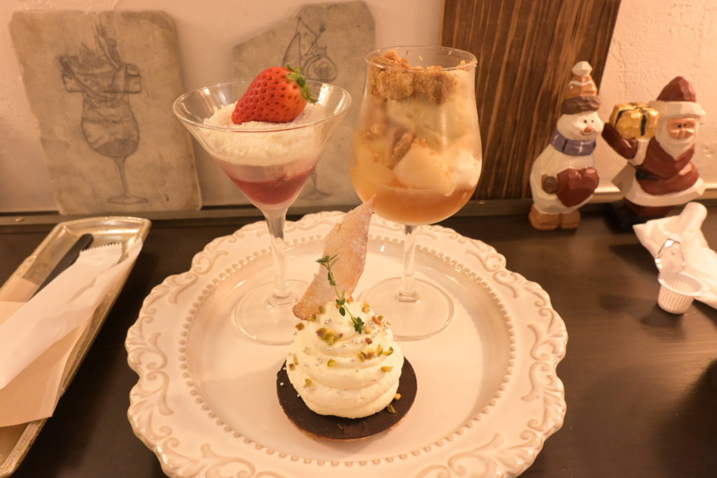 cafe tentoのクリスマス限定パフェを分解した写真。パフェの上部に載っているケーキの部分をお皿に乗せたところ。