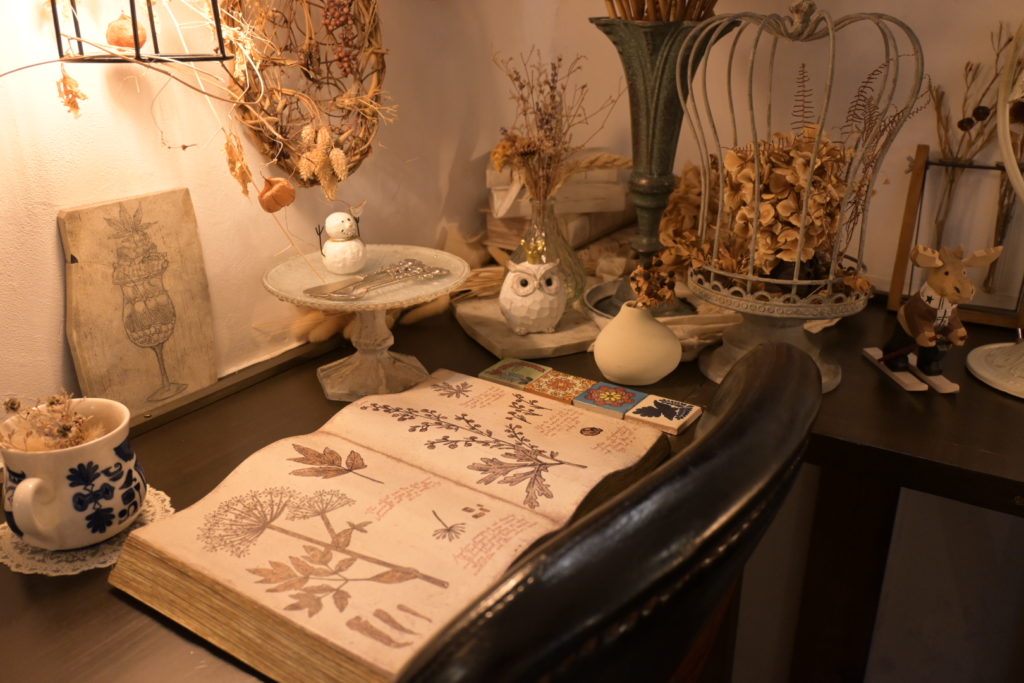 ドライフラワーやアンティーク雑貨が並ぶ、cafe tentoの落ち着いた店内