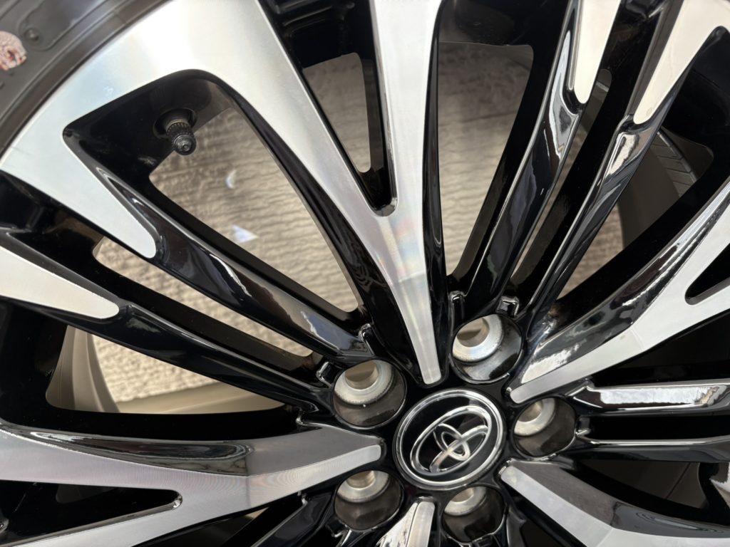 清掃後のタイヤ。ホイールがきれいになったアフター写真。