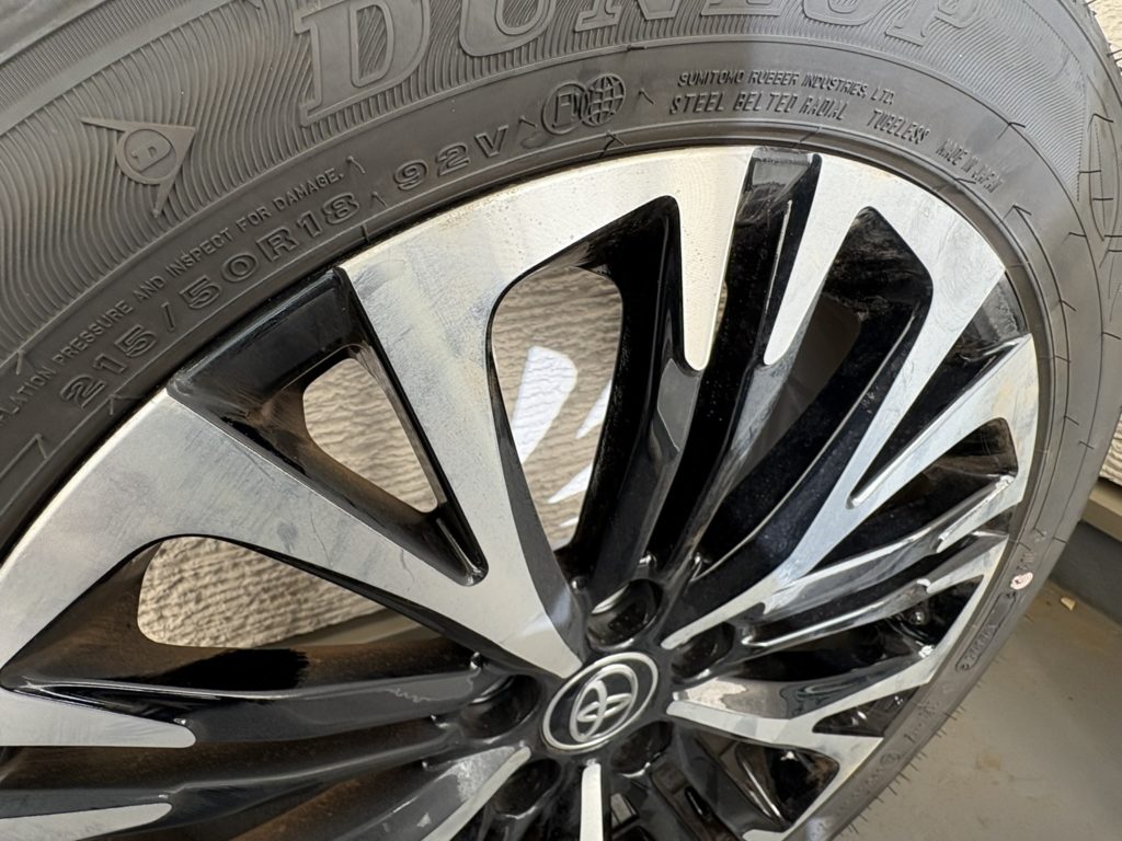 清掃前のタイヤ。ホイールに汚れが付いたビフォー写真。