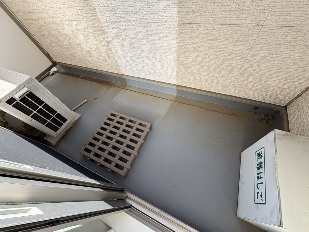 底上げ用のタイヤパレットを置いたベランダの写真