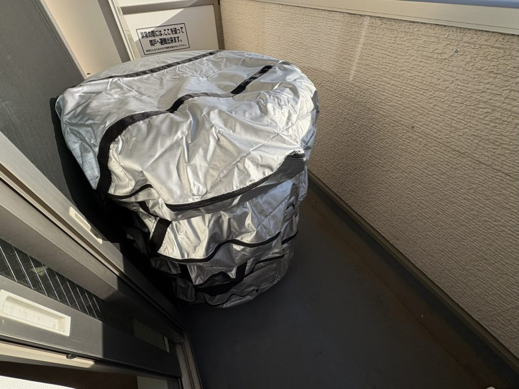 タイヤ4本をタイヤバッグに入れて縦に積み重ねて保管している様子