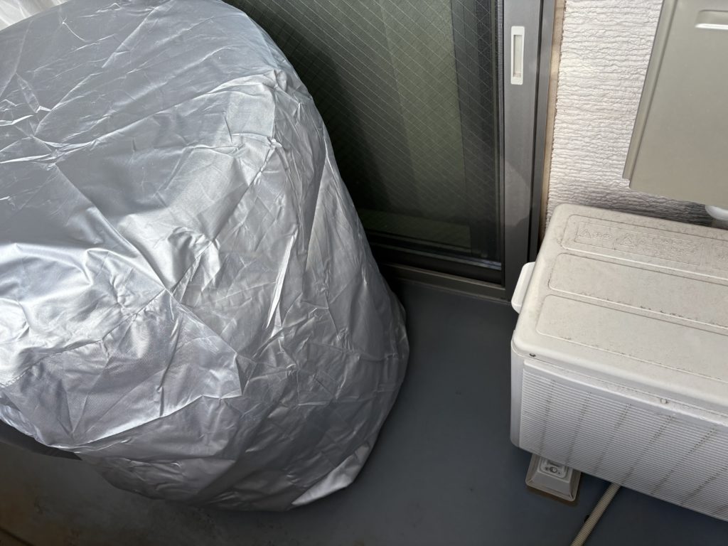 タイヤ保管時に室外機との間を約30cmあけて設置している様子