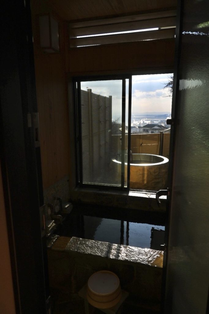 別府 鉄輪温泉 八葉の客室についた内風呂と、奥に見える露天風呂