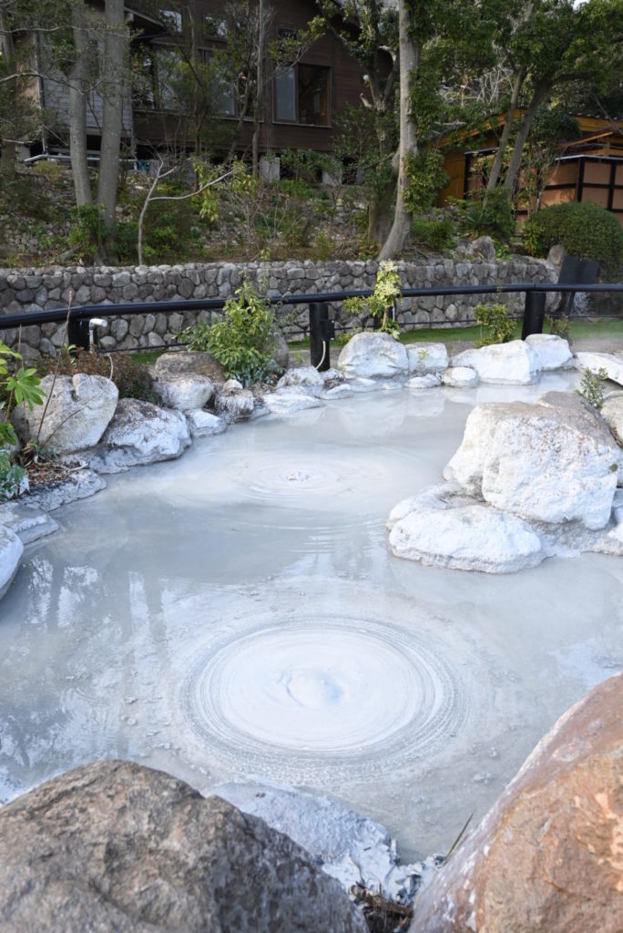 別府の鬼石坊主地獄で見られる、灰色の泥がポコポコと湧き上がる様子