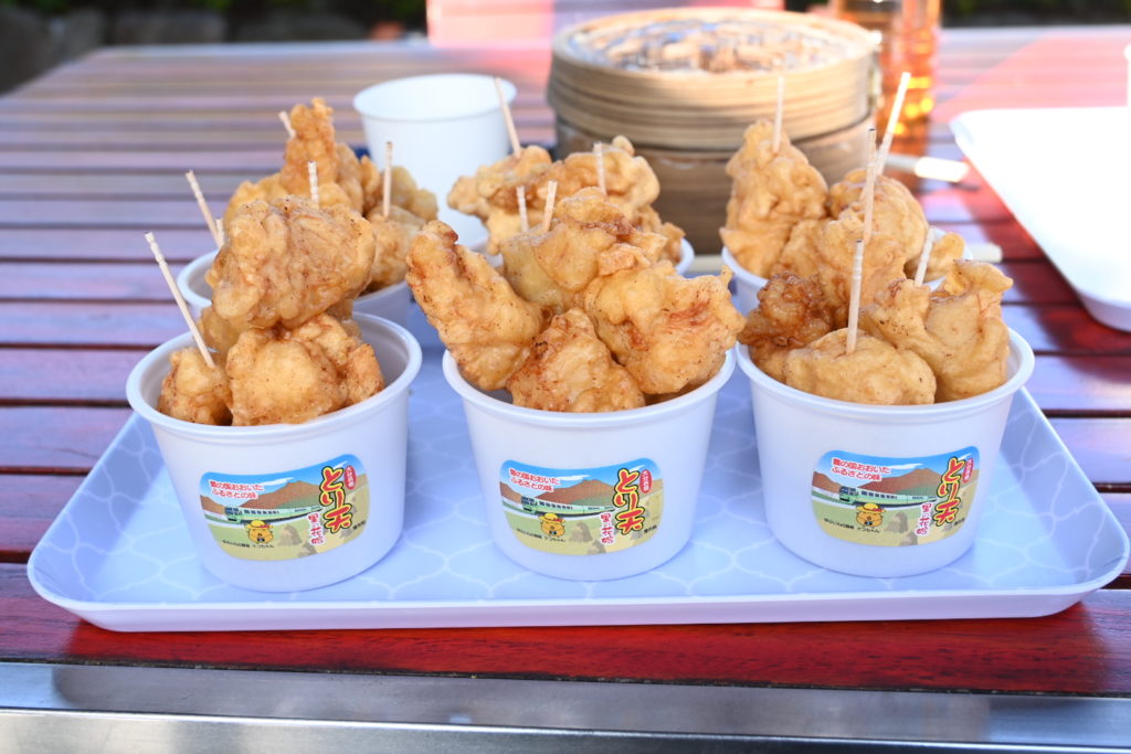 鬼石坊主地獄近くの休憩所「こびり」で食べたとり天。カップに盛られた揚げたてのとり天。